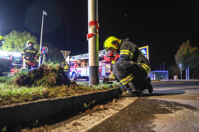 Marchtrenk: Feuerwehr entfernt nach Verkehrsunfall beschädigte Straßenlaterne