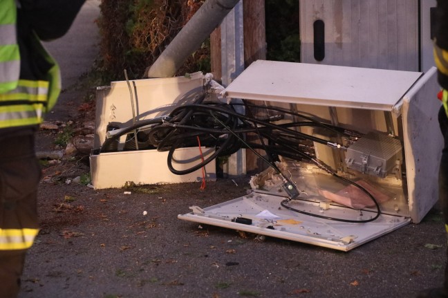 Verteilerkasten und Straßenlaterne bei Verkehrsunfall in Gunskirchen beschädigt