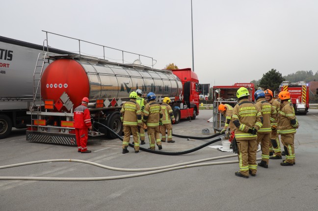 Gefahrstoffeinsatz: Kohlenwasserstoffaustritt aus LKW-Tankwagen in Haag am Hausruck