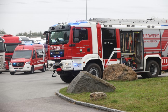 Gefahrstoffeinsatz: Kohlenwasserstoffaustritt aus LKW-Tankwagen in Haag am Hausruck