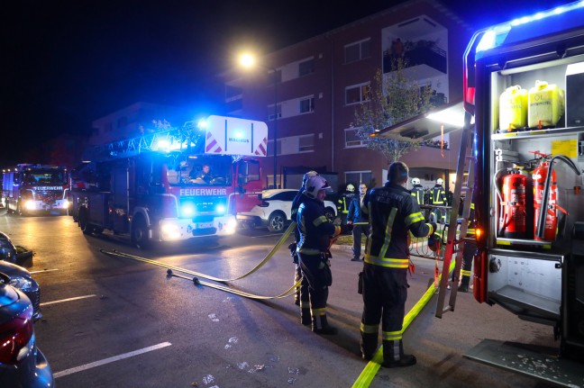 Brandeinsatz: Bewohnerin in Wels-Vogelweide durch Feuerwehr aus verrauchter Wohnung gerettet