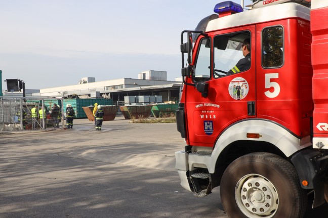 Chemische Reaktion bei Abfallverwertungsunternehmen  in Wels-Pernau sorgt für Einsatz der Feuerwehr