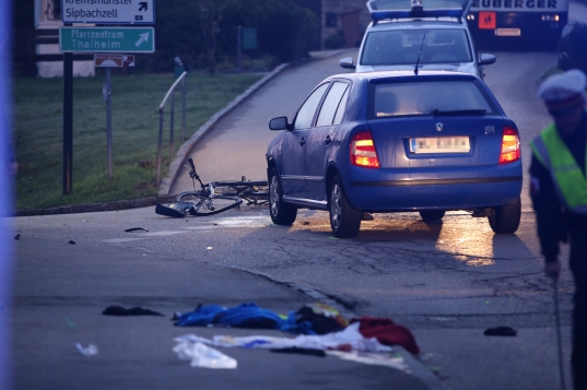 Schwerer Verkehrsunfall mit Radfahrer in Thalheim bei Wels