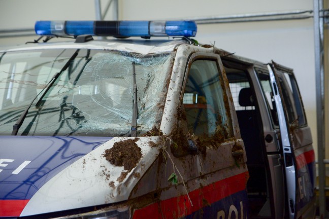 Polizeiauto bei Verfolgung eines Moto-Cross-Lenkers in Senftenbach abgestürzt