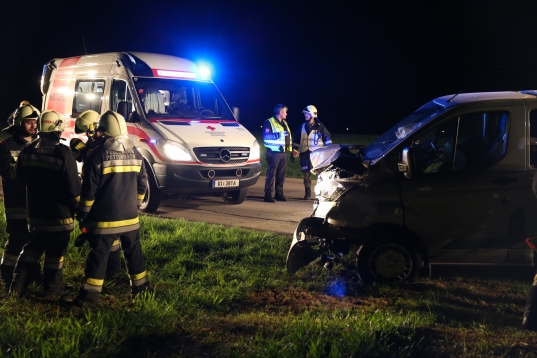 Verkehrsunfall mit eingeklemmter Person auf der Kremsmünsterer Straße in Pettenbach