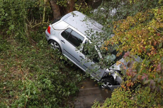 Autolenkerin bei Verkehrsunfall in Hinzenbach mit PKW in den Gallsbach gestürzt