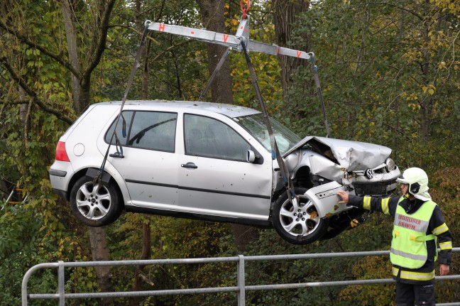 Autolenkerin bei Verkehrsunfall in Hinzenbach mit PKW in den Gallsbach gestürzt