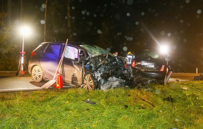 Autolenkerin (39) bei Frontalcrash auf Lamprechtshausener Straße bei Burgkirchen tödlich verletzt