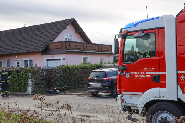 Brand zweier Abfallcontainer bei einem Wohnhaus in Wels-Puchberg