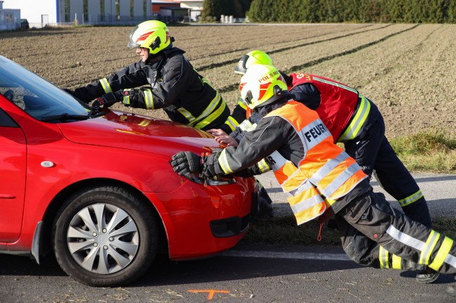 Person nach Verkehrsunfall auf Eferdinger Straße bei Alkoven durch Feuerwehr aus Auto befreit