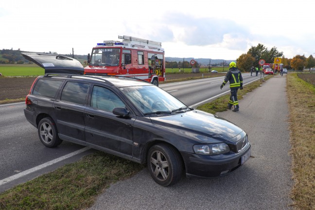 Person nach Verkehrsunfall auf Eferdinger Straße bei Alkoven durch Feuerwehr aus Auto befreit