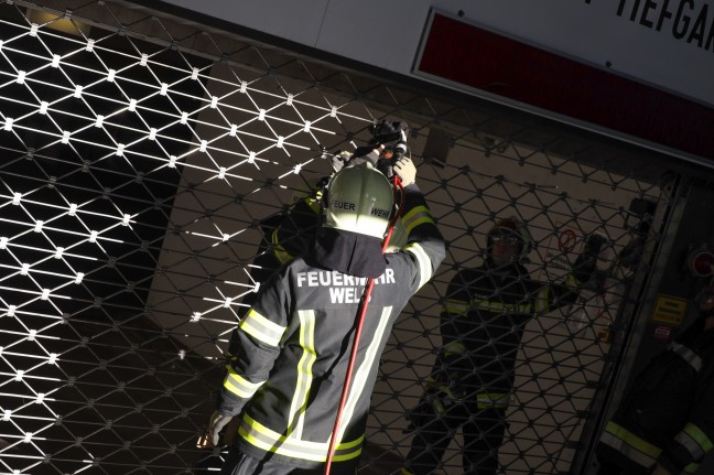 Einfahrtstor einer Tiefgarage in Wels-Innenstadt musste durch Feuerwehr demontiert werden