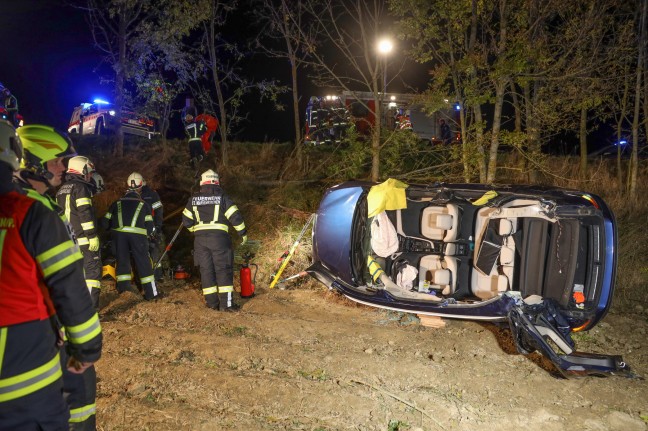 Zwei eingeklemmte Insassen nach Autoüberschlag in St. Marienkirchen an der Polsenz aus PKW gerettet