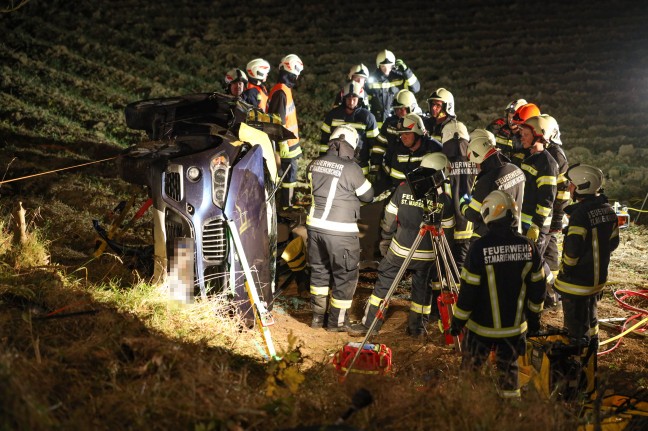 Zwei eingeklemmte Insassen nach Autoberschlag in St. Marienkirchen an der Polsenz aus PKW gerettet