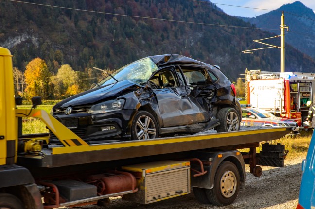 Auto auf Bahnbergang in Ebensee am Traunsee von Zug erfasst - PKW-Lenker (88) tdlich verletzt