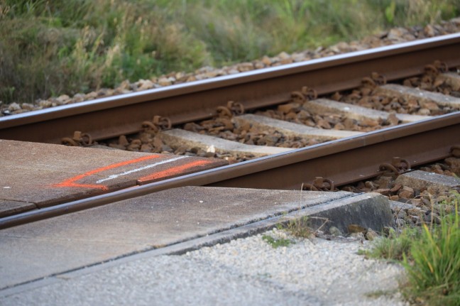 Auto auf Bahnübergang in Ebensee am Traunsee von Zug erfasst - PKW-Lenker (88) tödlich verletzt