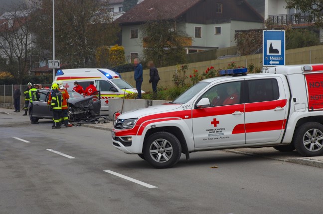 Tödlicher Verkehrsunfall: Anprall an Gartenmauer in Schlüßlberg endet für PKW-Lenkerin tödlich