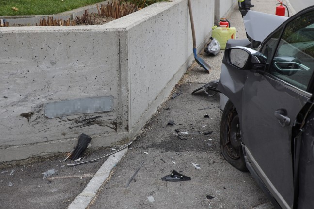 Tödlicher Verkehrsunfall: Anprall an Gartenmauer in Schlüßlberg endet für PKW-Lenkerin tödlich