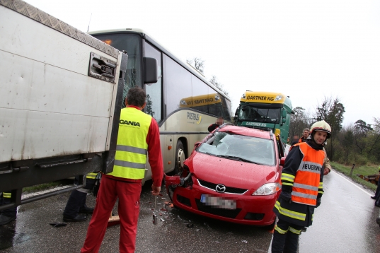 Blechsalat bei Auffahrunfall zwischen LKWs, Linienbus und PKW in Gunskirchen