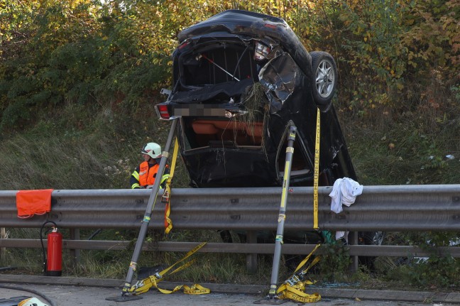 Autolenker nach schwerem Verkehrsunfall auf Westautobahn bei Pucking im Unfallwrack eingeklemmt