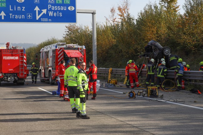 Autolenker nach schwerem Verkehrsunfall auf Westautobahn bei Pucking im Unfallwrack eingeklemmt