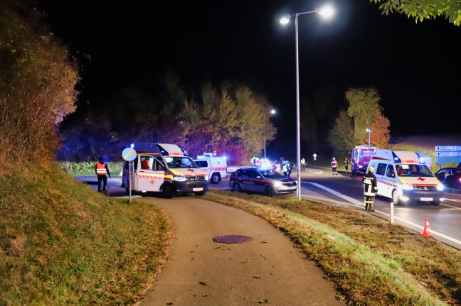 Feuerwehr musste Schwerverletzten nach Verkehrsunfall in Pregarten aus Fahrzeug befreien