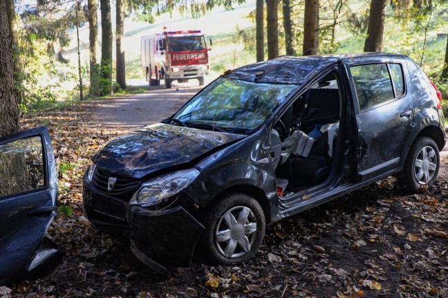 Lenker nach Verkehrsunfall in Eschenau im Hausruckkreis durch Feuerwehr aus Auto befreit