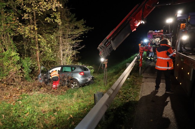 Auto bei Verkehrsunfall in Molln zwischen Bäumen und Sträuchern gelandet