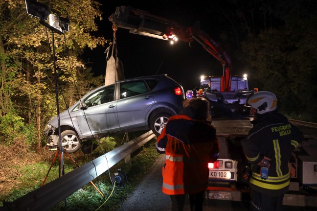 Auto bei Verkehrsunfall in Molln zwischen Bäumen und Sträuchern gelandet