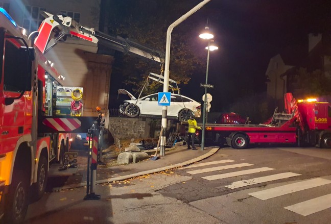 Auto landet bei nächtlichem Unfall in Linz-Froschberg im Gelände einer Volksschule