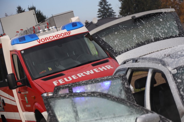 Brand im Motorraum eines Autos in Vorchdorf rasch gelöscht