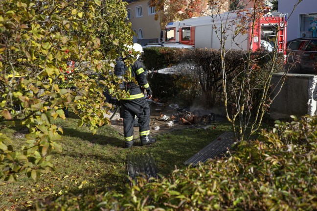 Brand zweier Mistkübel bei einem Mehrparteienwohnhaus in Wels-Vogelweide