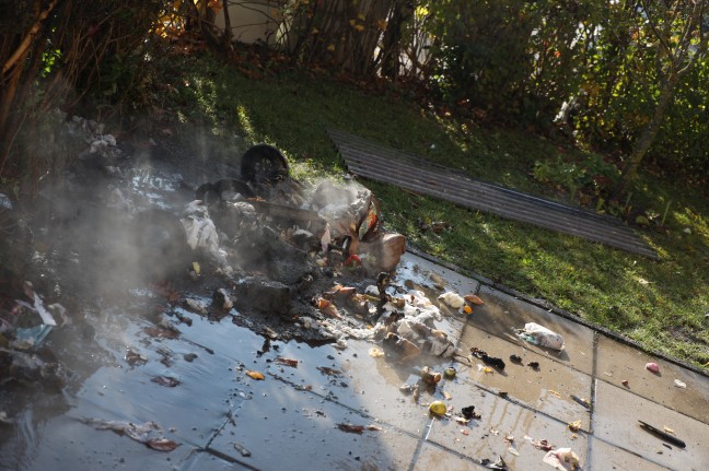 Brand zweier Mistkübel bei einem Mehrparteienwohnhaus in Wels-Vogelweide