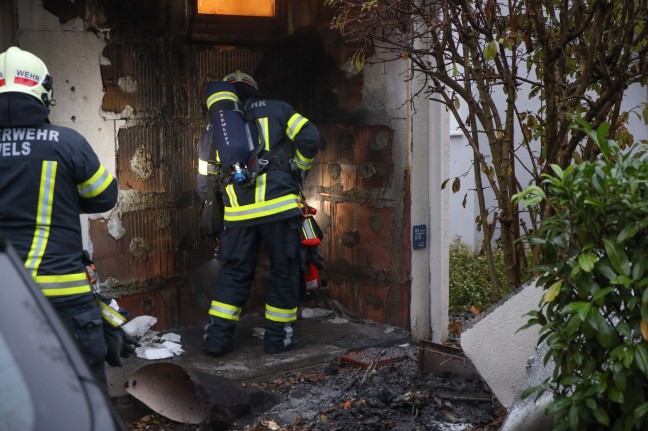 Brand des Eingangsbereiches bei einem Reihenhaus in Wels-Innenstadt