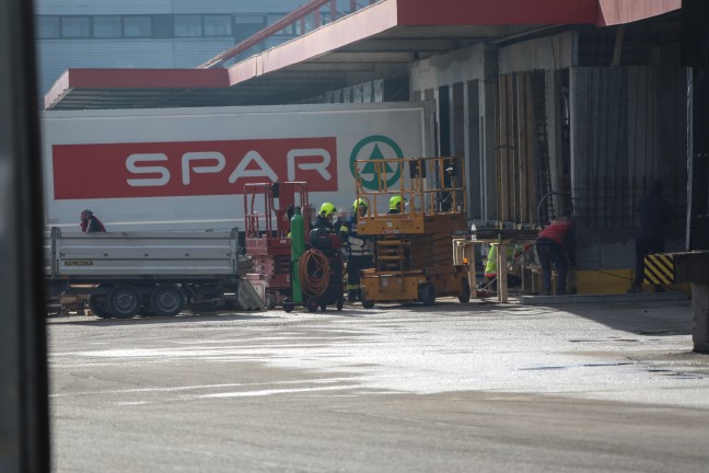 Feuerwehren nach "technischem Gebrechen" bei Unternehmen in Marchtrenk im Einsatz