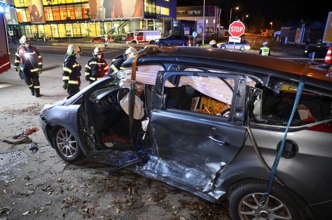 Autolenker nach schwerem Crash auf Salzkammergutstrae in Gmunden durch Feuerwehr aus Auto befreit