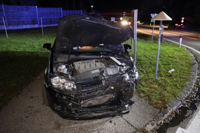 Autolenker nach schwerem Crash auf Salzkammergutstraße in Gmunden durch Feuerwehr aus Auto befreit