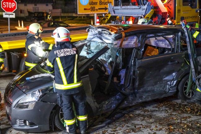 Autolenker nach schwerem Crash auf Salzkammergutstrae in Gmunden durch Feuerwehr aus Auto befreit