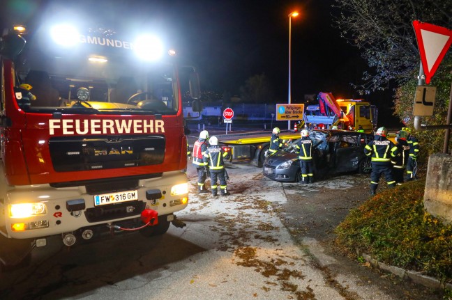 Autolenker nach schwerem Crash auf Salzkammergutstraße in Gmunden durch Feuerwehr aus Auto befreit