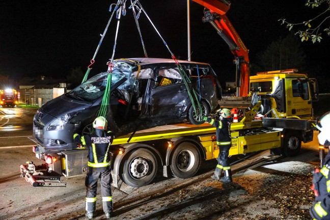 Autolenker nach schwerem Crash auf Salzkammergutstraße in Gmunden durch Feuerwehr aus Auto befreit