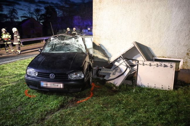 Auto gegen Trafostation gekracht - Verkehrsunfall in Ungenach fordert zwei Schwerverletzte