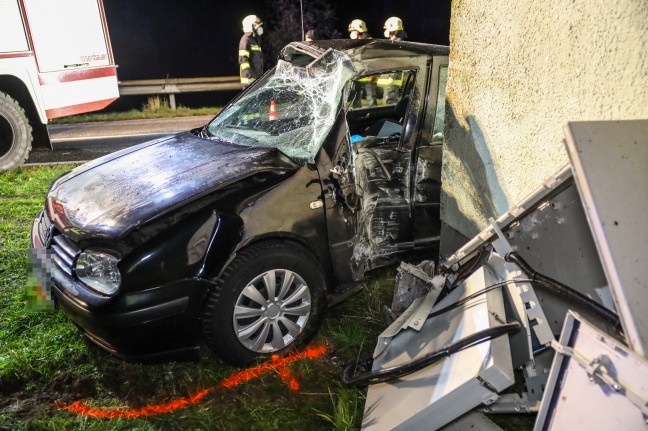 Auto gegen Trafostation gekracht - Verkehrsunfall in Ungenach fordert zwei Schwerverletzte