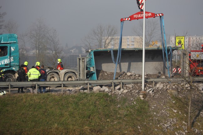 LKW mit Abraummaterial einer Brückenbaustelle auf Steyrer Straße bei Enns umgestürzt