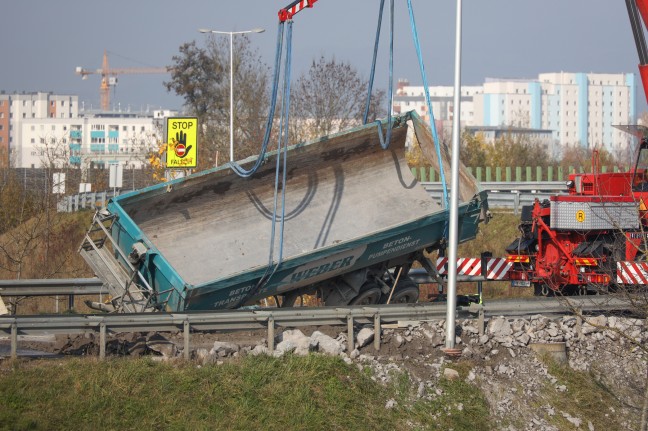 LKW mit Abraummaterial einer Brückenbaustelle auf Steyrer Straße bei Enns umgestürzt