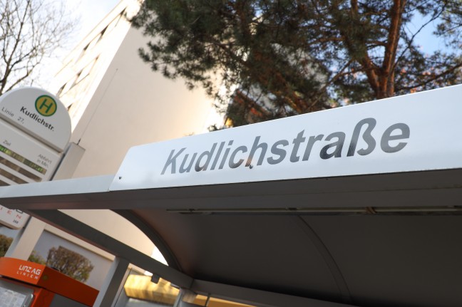 Messerattacke an Bushaltestelle in Linz-Froschberg endet mit Bauchstich