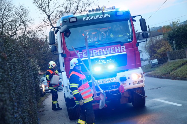 Auffahrunfall zwischen Pritschenwagen und PKW in Buchkirchen endet glimpflich
