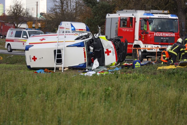 Frontalcrash mit Rettungsfahrzeug bei Krenglbach fordert fünf teils Schwerverletzte