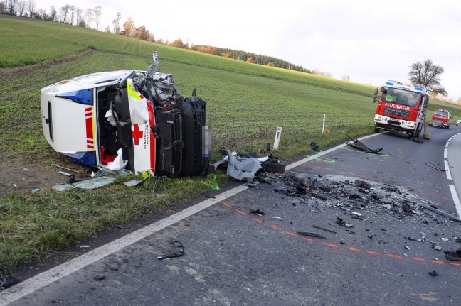 Frontalcrash mit Rettungsfahrzeug bei Krenglbach fordert fünf teils Schwerverletzte