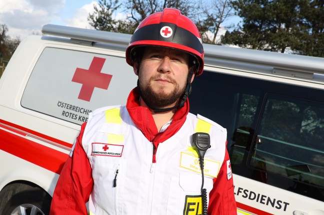 Frontalcrash mit Rettungsfahrzeug bei Krenglbach fordert fünf teils Schwerverletzte