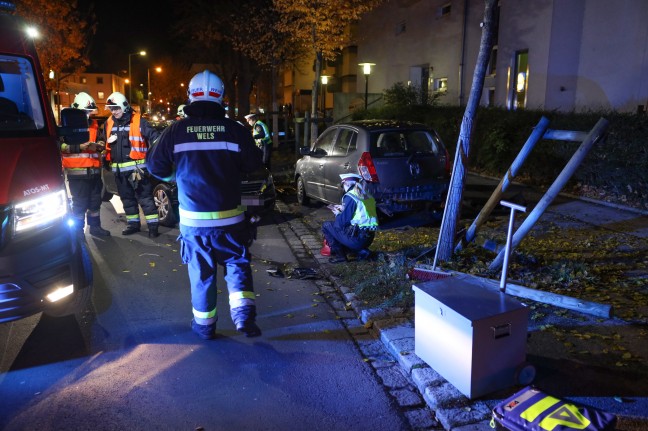 Autolenkerin nach Verkehrsunfall in Wels-Innenstadt von Einsatzkräften aus Unfallfahrzeug befreit